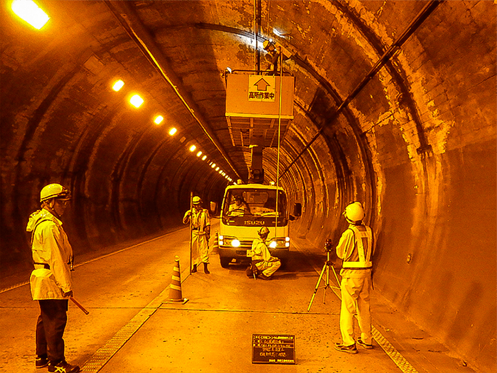 トンネル内の測量作業